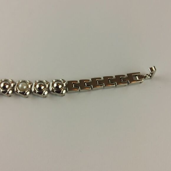 (3/$20) silvertone beaded and faux Pearl bracelets - Picture 7 of 10